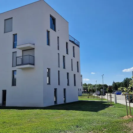 Hillshome - 84m2 Moderny S Terasou Aj Saunou Apartment